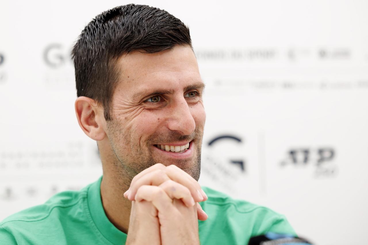 Novak Djokovic tout heureux de s'exprimer en conférence de presse, où il a parlé en anglais mais surtout en français. [KEYSTONE - SALVATORE DI NOLFI]