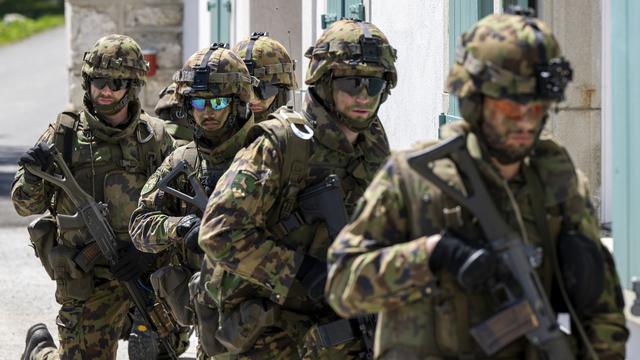 Des soldats de l'armée suisse participent à un exercice sur la place d'armes aux Pradieres, lors d'un exercice de l'armée suisse, le jeudi 4 mai 2023. [Keystone - Martial Trezzini]