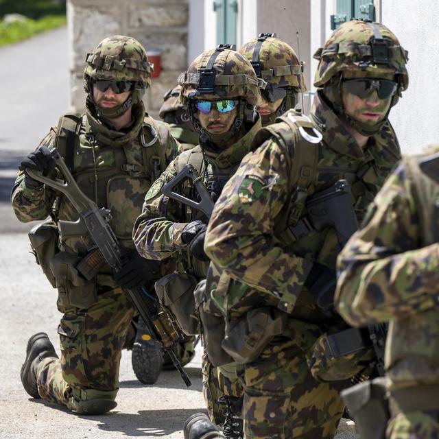 Des soldats de l'armée suisse participent à un exercice sur la place d'armes aux Pradieres, lors d'un exercice de l'armée suisse, le jeudi 4 mai 2023. [Keystone - Martial Trezzini]