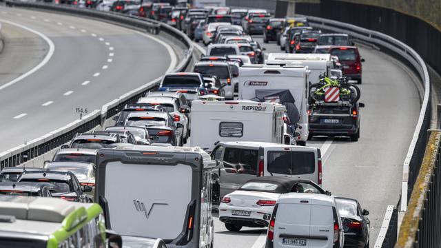 Départs de l'Ascension, au moins 13 km de bouchons au Gothard. [KEYSTONE - URS FLUEELER]