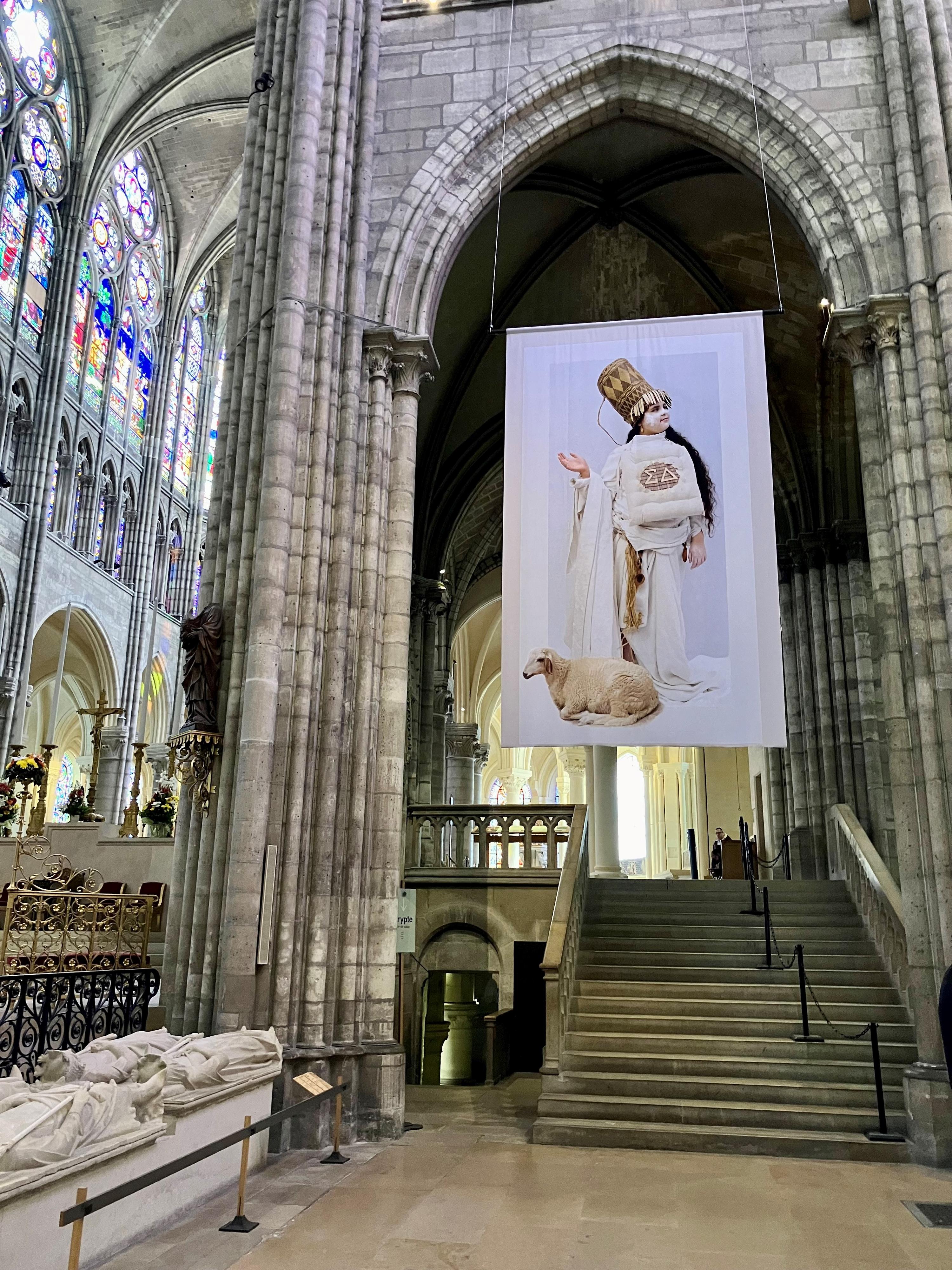 Au coeur de la basilique de Saint-Denis, les photos de l'exposition "La trêve" de Sophie Comtet Kouyaté rappellent l'esprit olympique. [RTS - Melissa Härtel]