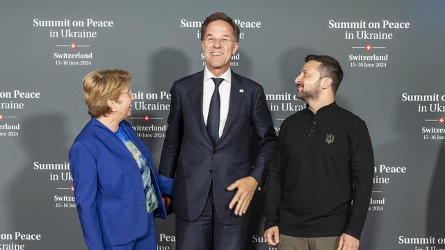 La présidente de la Suisse Viola Amherd accompagnée du Premier ministre des Pays-Bas Mark Rutte et du président de l'Ukraine Volodymyr Zelensky lors du sommet du Bürgenstock le 15 juin 2024. [EDA / Keystone - Alessandro della Valle]