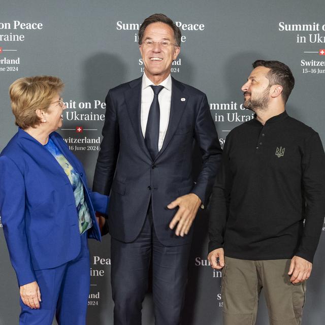 La présidente de la Suisse Viola Amherd accompagnée du Premier ministre des Pays-Bas Mark Rutte et du président de l'Ukraine Volodymyr Zelensky lors du sommet du Bürgenstock le 15 juin 2024. [EDA / Keystone - Alessandro della Valle]