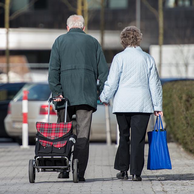 Pro Senectute organise des speed datings pour seniors. [DPA / Keystone - Silas Stein]