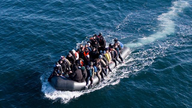 Des migrants traversant la Manche sur une petite embarcation. [EPA / Keystone - Tolga Akmen]