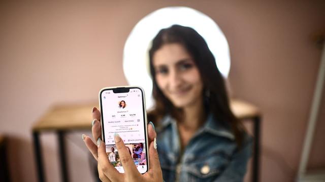 La célébrité TikTok Ophenya a été bannie pour ''dérives sectaires''. [AFP - Christophe Archambault]