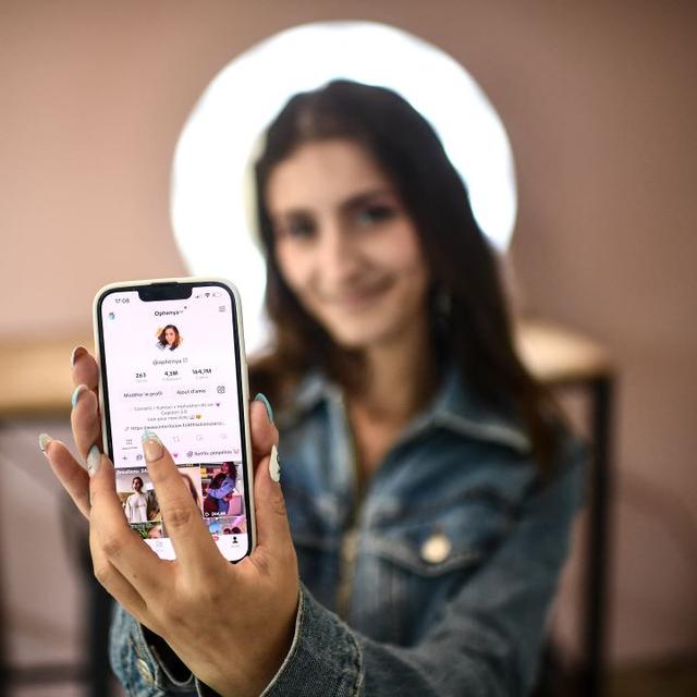 La célébrité TikTok Ophenya a été bannie pour ''dérives sectaires''. [AFP - Christophe Archambault]