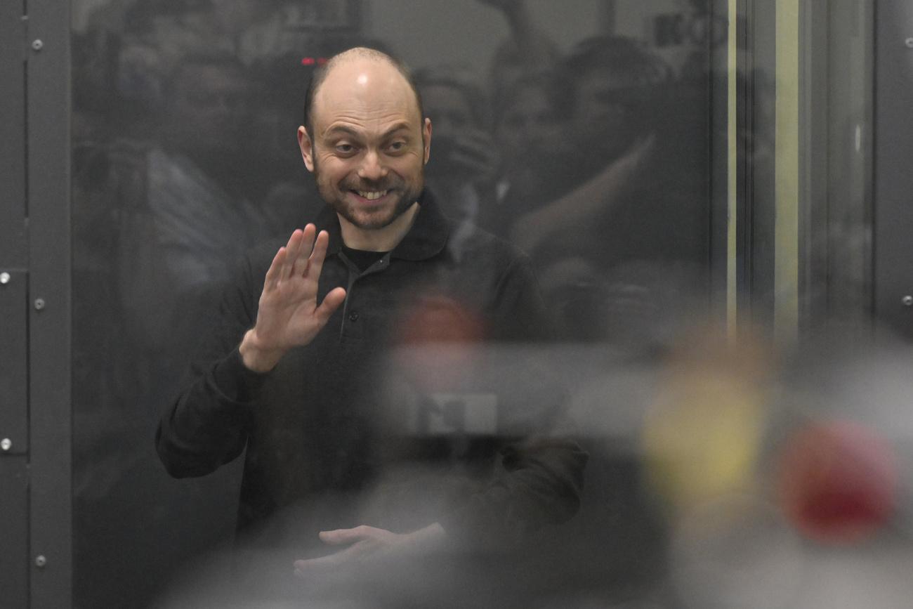 L'opposant russe Vladimir Kara-Mourza dans une cage en verre à l'annonce du verdict en appel au tribunal municipal de Moscou en juillet 2023. [Dmitry Serebryakov]