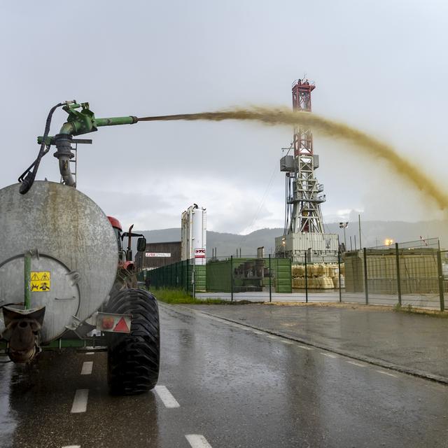 Les manifestants contre la géothermie ont aspergé le site de purin. [Keystone]