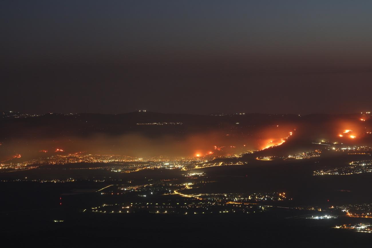 Le feu ravage une forêt près de Kiryat Shmona, le 3 juin. [KEYSTONE - ATEF SAFADI]