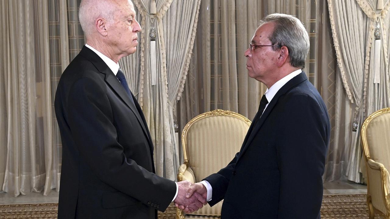 Le président tunisien Kaïs Saïed (à gauche) avait nommé Ahmed Hachani (à droite) Premier ministre le 1er août 2023. [KEYSTONE - SLIM ABID]