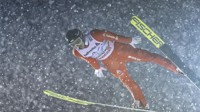 Dans la tempête d'Engelberg, Gregor Deschwanden a décroché un nouveau top-5. [Keystone - Philipp Schmidli]