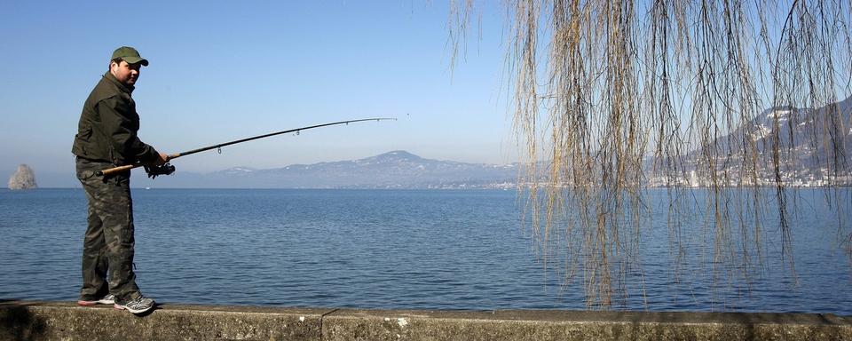 Les pêcheurs sont directement concernés par les conséquences du réchauffement climatique sur le Léman (image d'illustration). [Keystone - Jean-Christophe Bott]