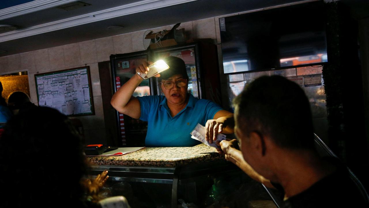 Les habitants de Caracas doivent se débrouiller sans électricité. [Reuters - Leonardo Fernandez]