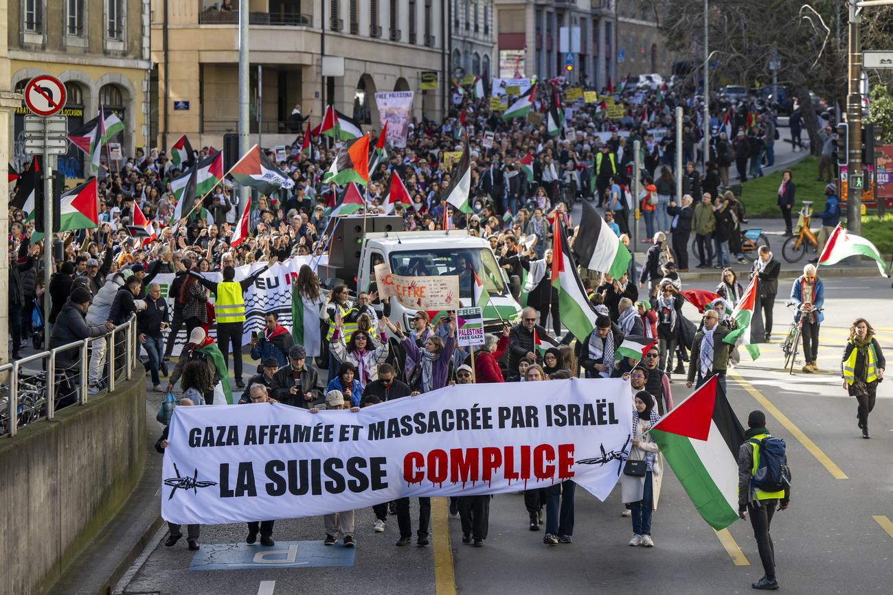 Les manifestantes et manifestants à Genève pour dénoncer l'action israélienne à Gaza, le 7 octobre 2023 (image d'illustration). [KEYSTONE - MARTIAL TREZZINI]