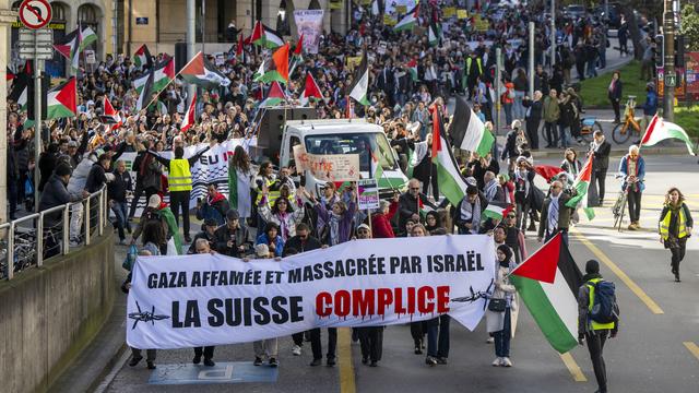Les manifestantes et manifestants à Genève pour dénoncer l'action israélienne à Gaza, le 7 octobre 2023 (image d'illustration). [KEYSTONE - MARTIAL TREZZINI]