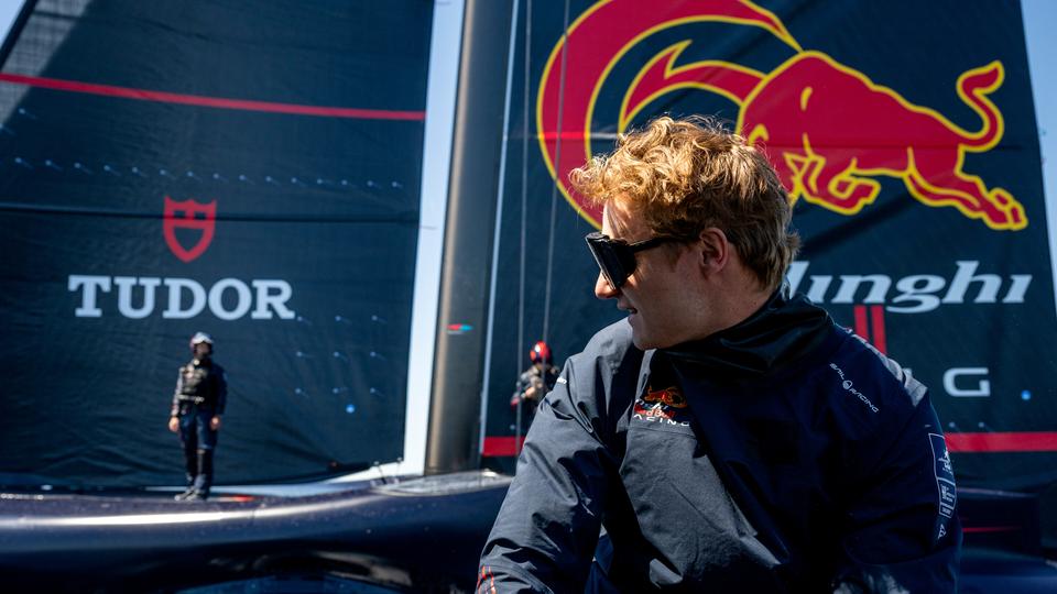 Marco Odermatt tout sourire devant le voilier d'Alinghi. [Alinghi Red Bull Racing - Olaf Pignataro]
