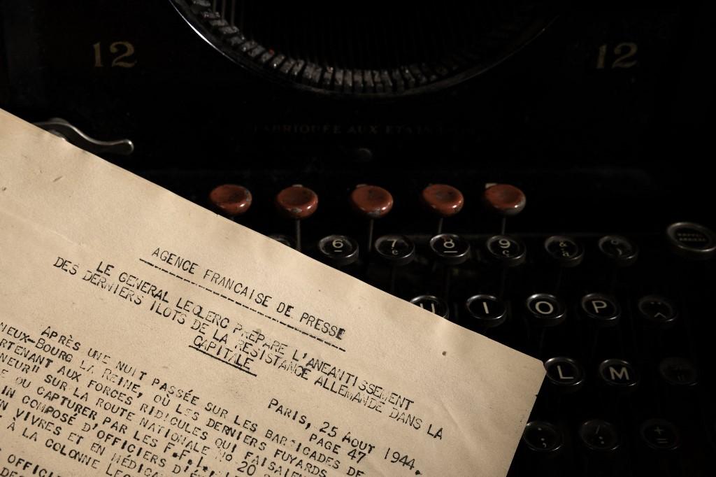 Photo montrant une dépêche de l'AFP datant de la libération de Paris (août 1944) à côté d'une machine à écrire Remington de l'époque. [AFP - JOEL SAGET]