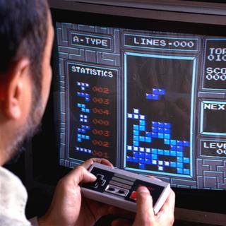 Le jeu Tetris, inventé par un ingénieur soviétique, est un phénomène mondial qui a été vendu hors-URSS dès 1987. [Keystone/AP Photo - Richard Drew]