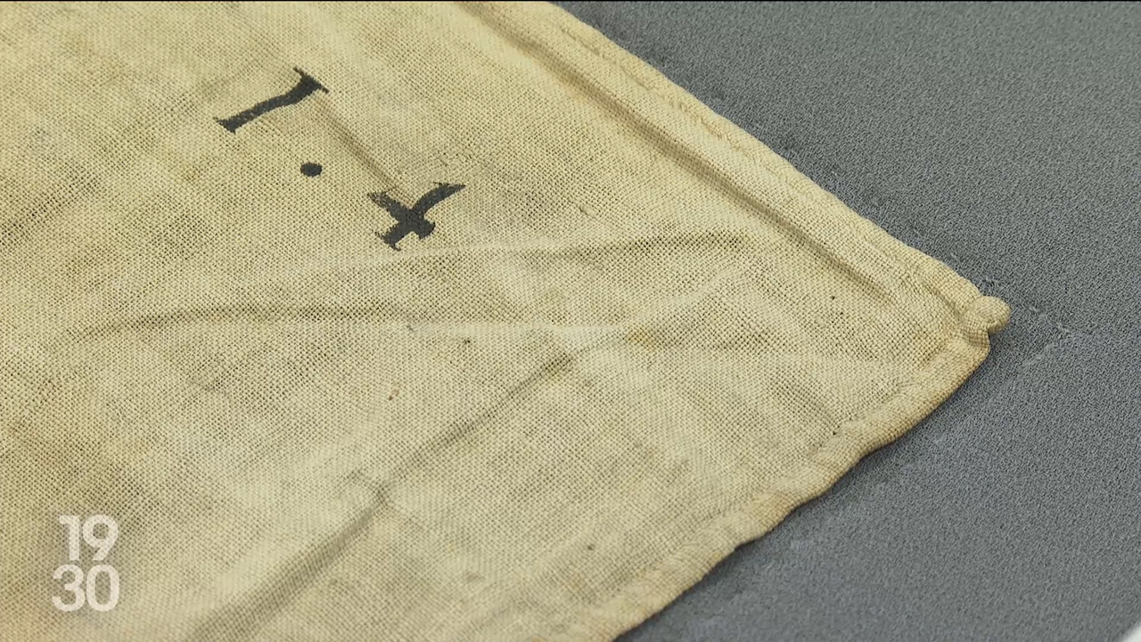 Le tissu qui enveloppait l'acte de fondation de l'Abbaye d'Hauterive a été remis aux archives cantonales de Fribourg. [RTS]