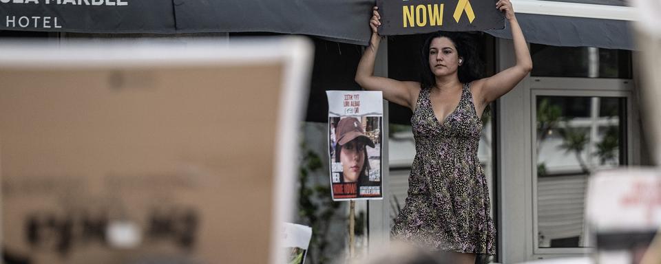 Israël: des manifestations pour un cessez-le-feu et la libération des otages lors de la venue d'Antony Blinken, le 11 juin 2024 à Tel Aviv. [AFP - Mostafa Alkharouf]