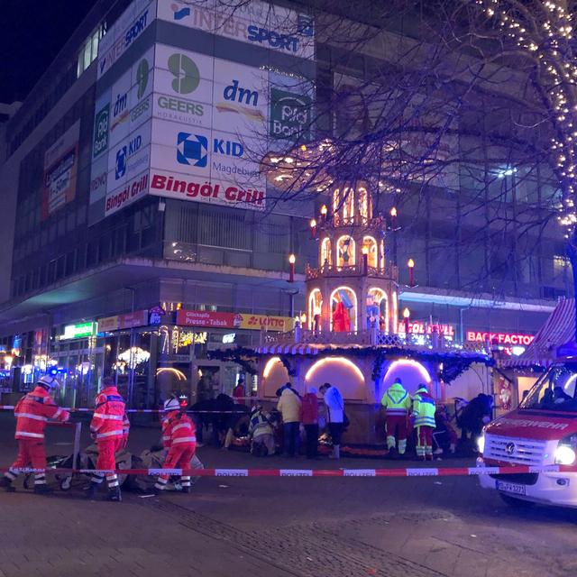 Une voiture a percuté la foule d'un marché de Noël vendredi dans la ville allemande de Magdebourg. [Keystone - Dörthe Hein - DPA]