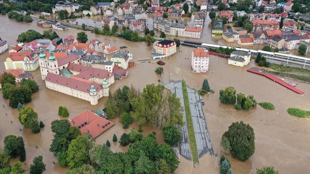 Une photo aérienne montre Klodzko inondé, dans le sud-ouest de la Pologne, le 15 septembre 2024. [Keystone - MACIEJ KULCZYNSKI]