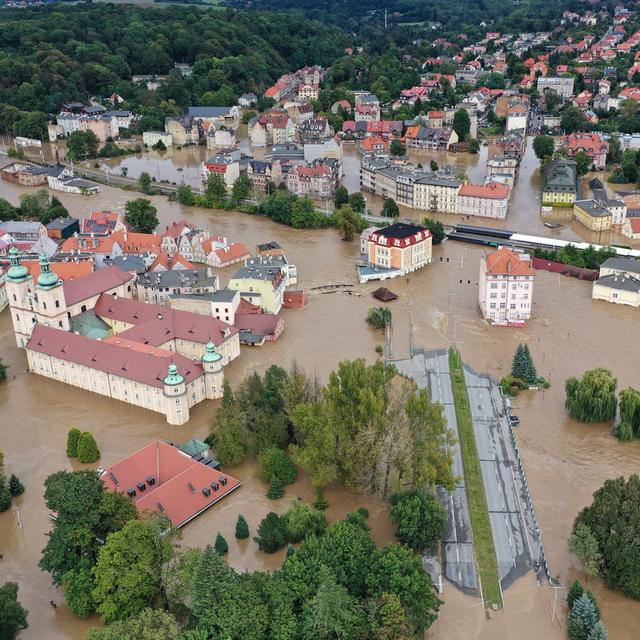 Une photo aérienne montre Klodzko inondé, dans le sud-ouest de la Pologne, le 15 septembre 2024. [Keystone - MACIEJ KULCZYNSKI]