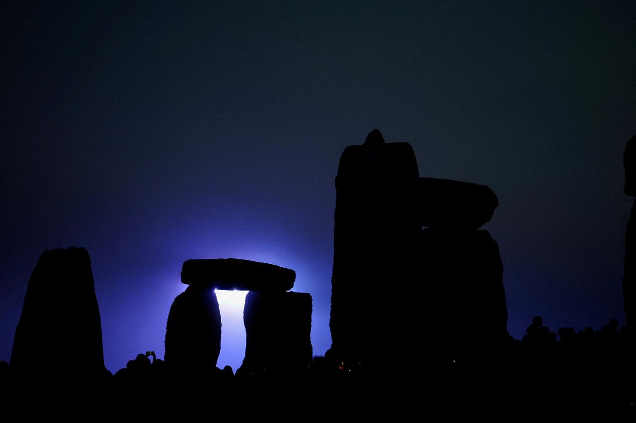 Une photo montre un rassemblement de personnes autour de Stonehenge pour assister aux célébrations du solstice d'été, près d'Amesbury, en Grande-Bretagne, le 21 juin 2023 (image d'illustration). [REUTERS - TOBY MELVILLE]