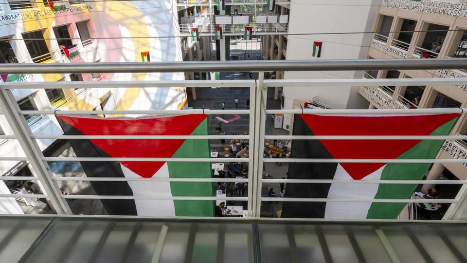 Les militants en faveur de la Palestine ont décidé dimanche de poursuivre leur occupation d'Uni Mail. [KEYSTONE - MARTIAL TREZZINI]