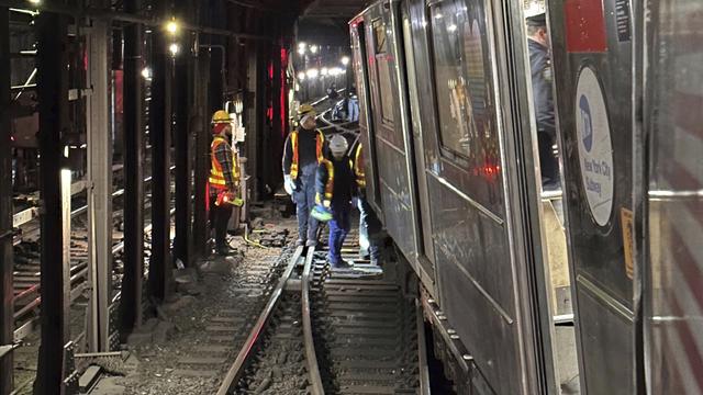 Une rame du métro new-yorkais a déraillé après une collision entre deux convois jeudi. [NYC Emergency Management]