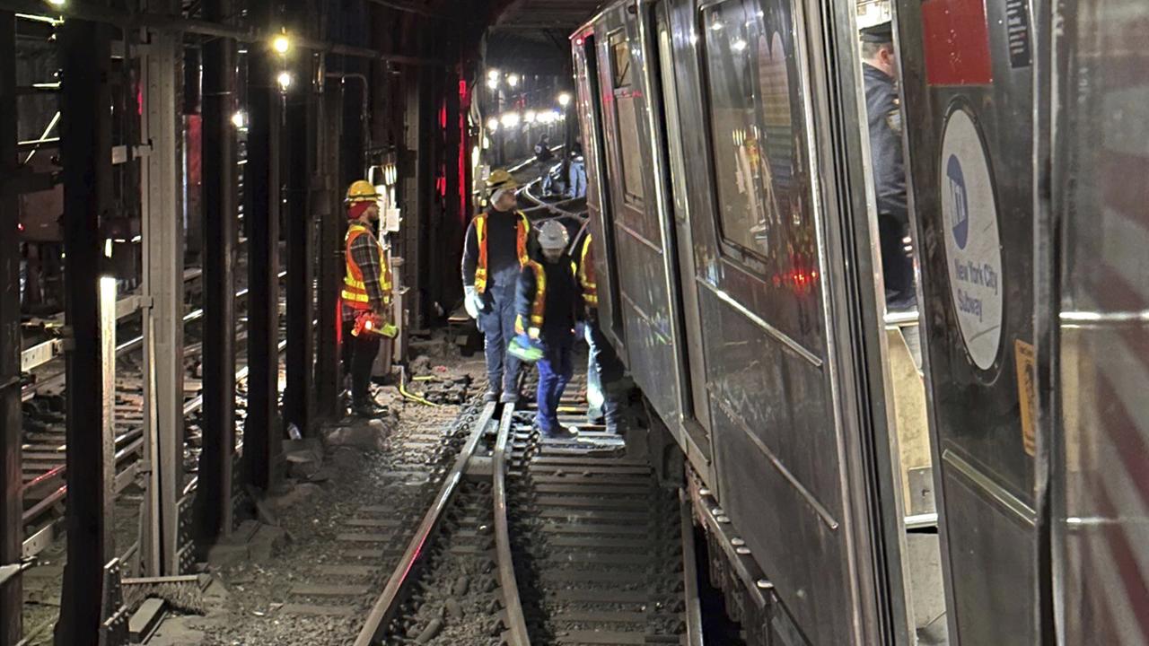 Une rame du métro new-yorkais a déraillé après une collision entre deux convois jeudi. [NYC Emergency Management]