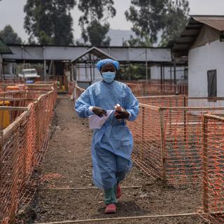 Un soignant passe à côté d'un centre de soin qui s'occupe des cas de Mpox à Munigi, Congo, le vendredi 16 août 2024. [AP Photo /Keystone - Moses Sawasawa]