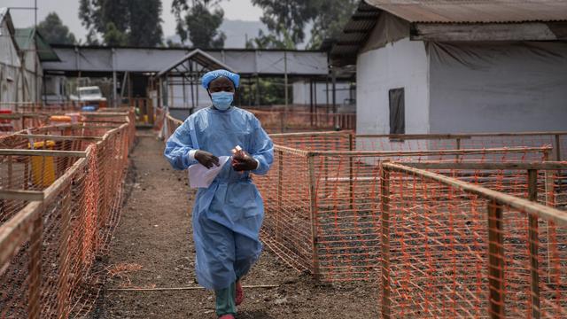 Un soignant passe à côté d'un centre de soin qui s'occupe des cas de Mpox à Munigi, Congo, le vendredi 16 août 2024. [AP Photo /Keystone - Moses Sawasawa]