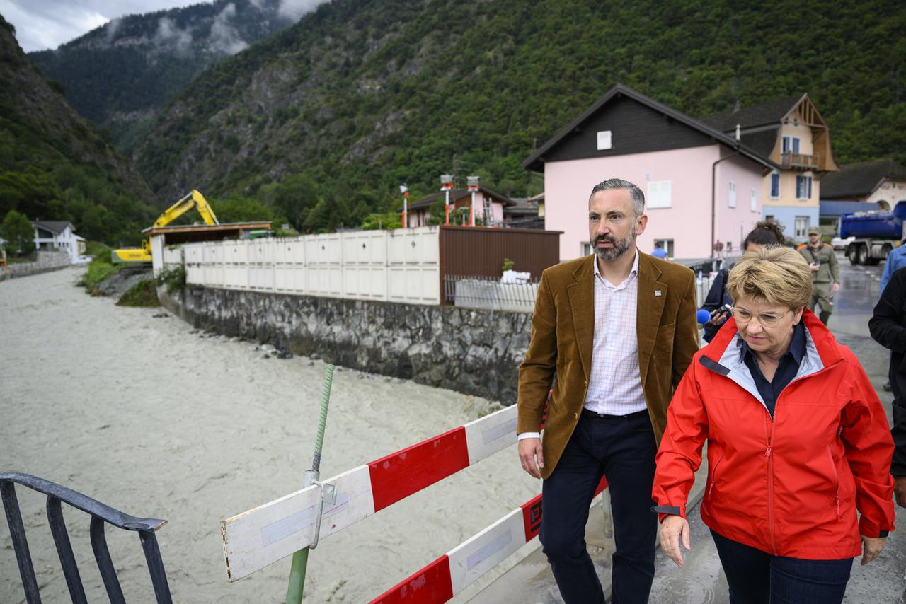 La présidente de la Confédération Viola Amherd et le conseiller d'Etat Frédéric Favre sur les lieux de la crue à Chippis [KEYSTONE - JEAN-CHRISTOPHE BOTT]