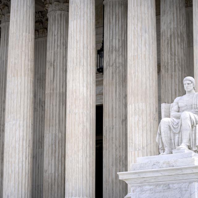 La statue du gardien de la loi devant l'entrée de la Cour suprême des Etats-Unis à Washington. [Mark Shiefelbein]