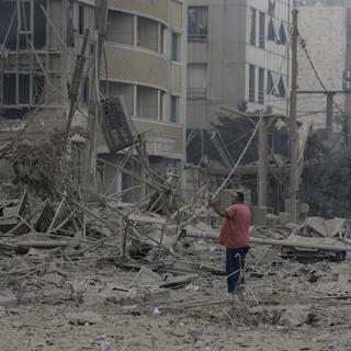 Les bombardements dans le Sud du Liban et la banlieue de Beyrouth ont tué plus de mille 100 personnes et déplacé plus d'un million d'autres en moins de deux semaines. [Keystone - AP Photo/Bilal Hussein]