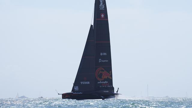 Alinghi a profité de la défaite des Français pour se hisser officiellement en demi-finales. [KEYSTONE - SIU WU]