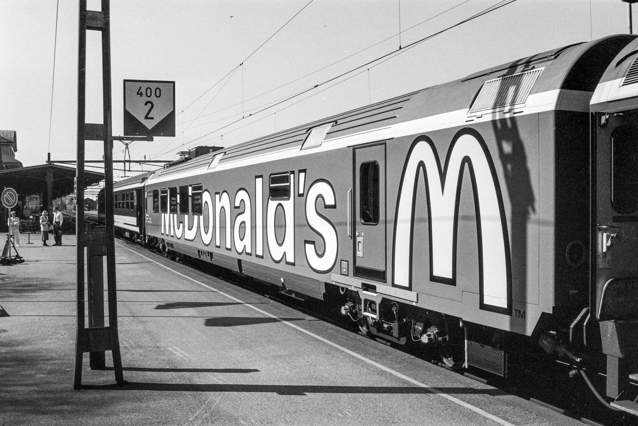 Un wagon McDonald's en 1992. [KEYSTONE - WALTER BIERI]