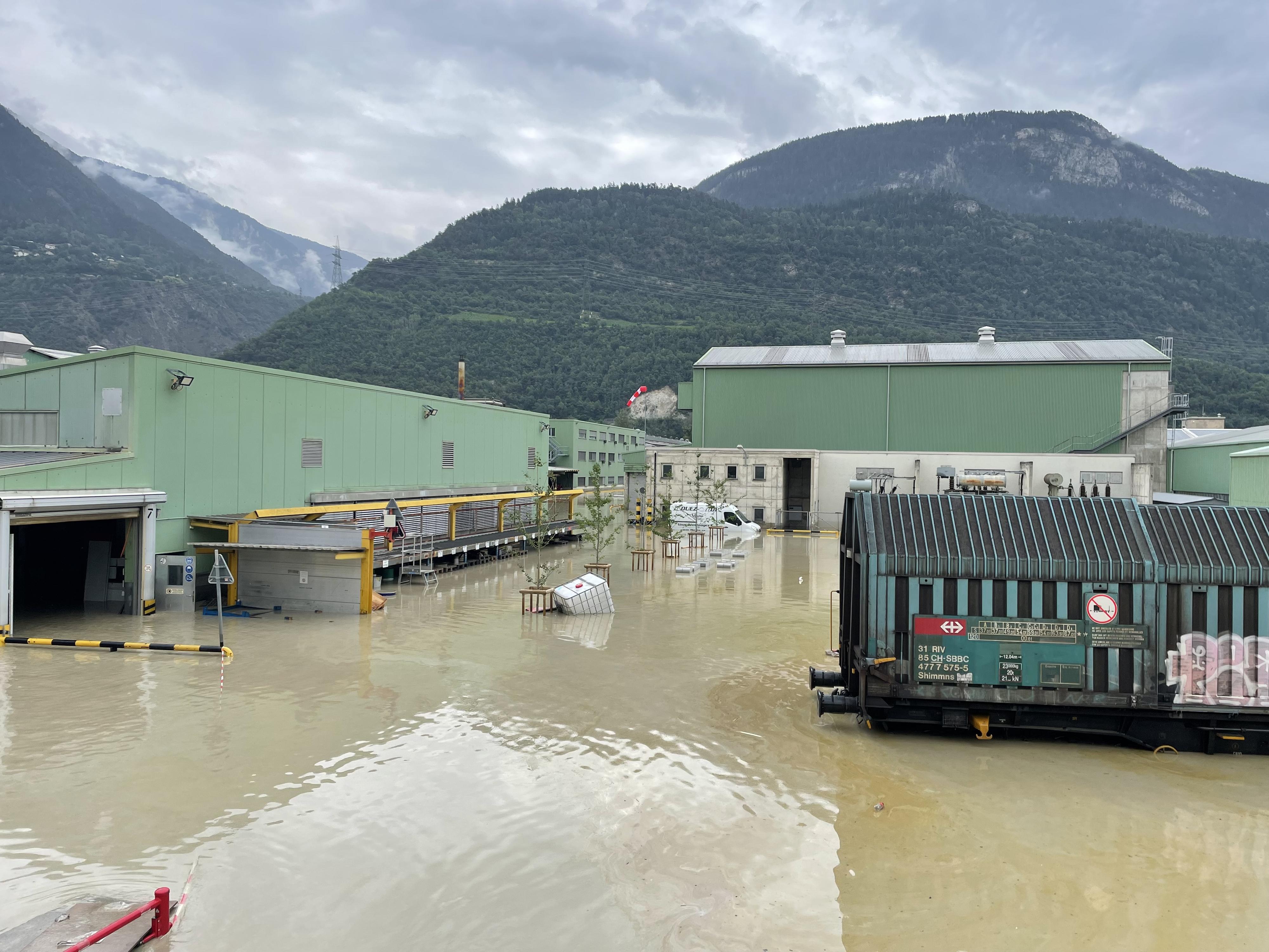 Le site industriel de Constellium Valais, à Sierre, est sous l'eau. [RTS - Ainhoa Ibarrola]