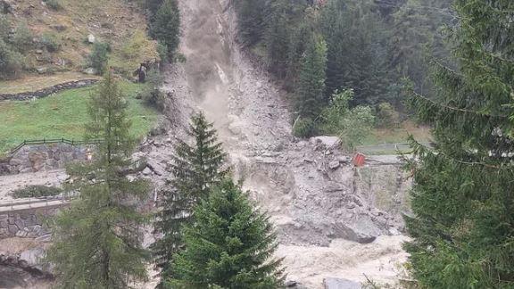 La route cantonale menant à la vallée de Saas (VS) a été fermée jeudi matin en raison d'un glissement de terrain. [Lecteur reporter, via SRF]