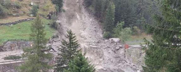 La route cantonale menant à la vallée de Saas (VS) a été fermée jeudi matin en raison d'un glissement de terrain. [Lecteur reporter, via SRF]