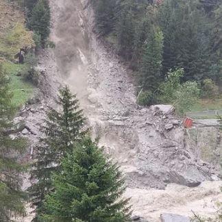 La route cantonale menant à la vallée de Saas (VS) a été fermée jeudi matin en raison d'un glissement de terrain. [Lecteur reporter, via SRF]