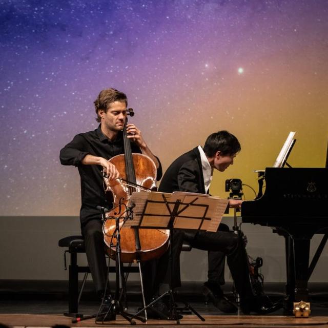 Lionel Cottet (violoncelle) et Louis Schwizgebel (piano), le 5 mai 2023 au Week-End Musical de Pully. [Week-End Musical Pully - ©Christian Meuwly]