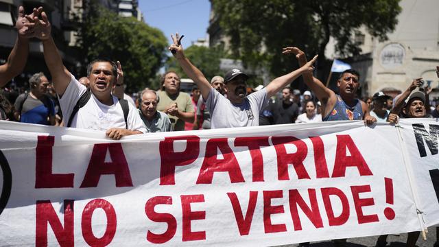 Des manifestants portent une banderole disant "Notre pays n'est pas à vendre!" pendant une grève nationale contre les réformes économiques et du travail proposées par le président argentin Javier Milei à Buenos Aires le 24 janvier 2024. [Keystone - AP Photo/Natacha Pisarenko]