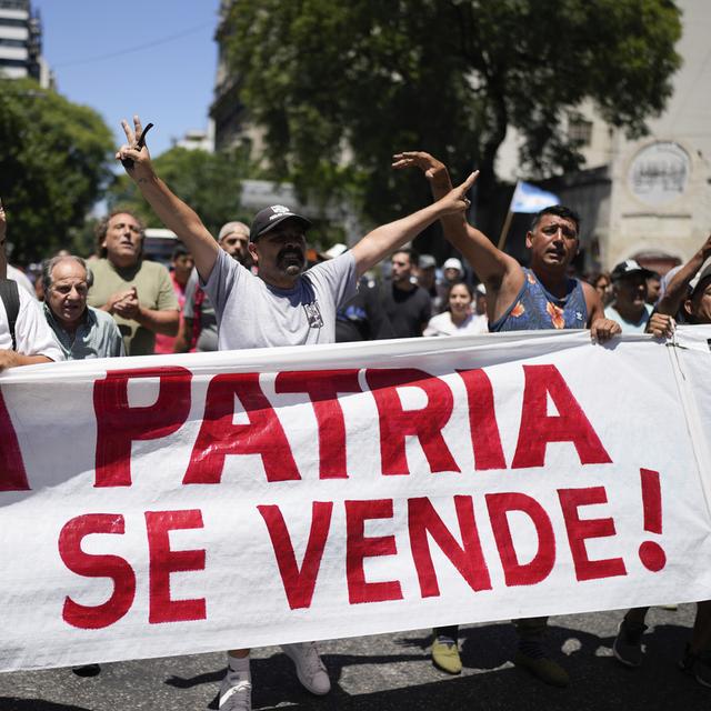 Des manifestants portent une banderole disant "Notre pays n'est pas à vendre!" pendant une grève nationale contre les réformes économiques et du travail proposées par le président argentin Javier Milei à Buenos Aires le 24 janvier 2024. [Keystone - AP Photo/Natacha Pisarenko]