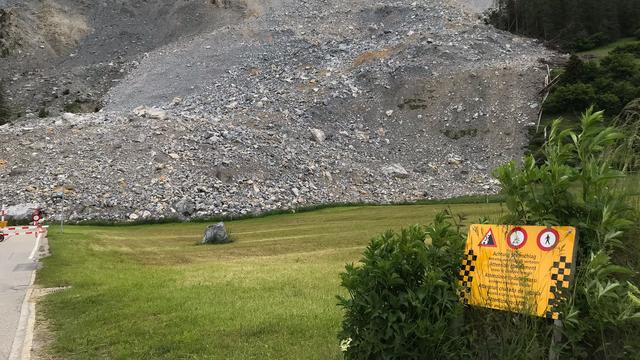 La vie dans le village grison de Brienz a été perturbée par un éboulement de la montagne. [RTS - Camille Degott]