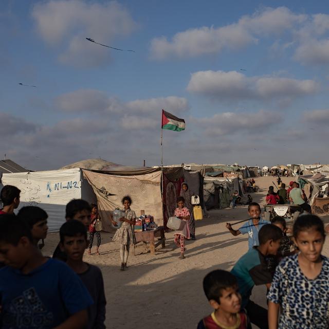 Depuis l'ordre d'évacuation de l'armée, des dizaines de milliers de Palestiniens ont quitté des secteurs de l'est de Rafah et de Khan Younès. [Keystone - Haitham Imad - EPA]