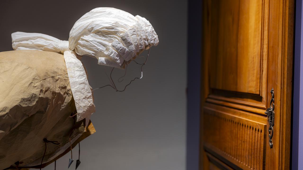 Une figure de papier de l'artiste belge Isabelle de Borchgrave à découvrir dans le cadre de l'exposition "Fantômes de papier" au Château de Nyon du 14 juin au 1er décembre 2024. [Keystone - Salvatore Di Nolfi]