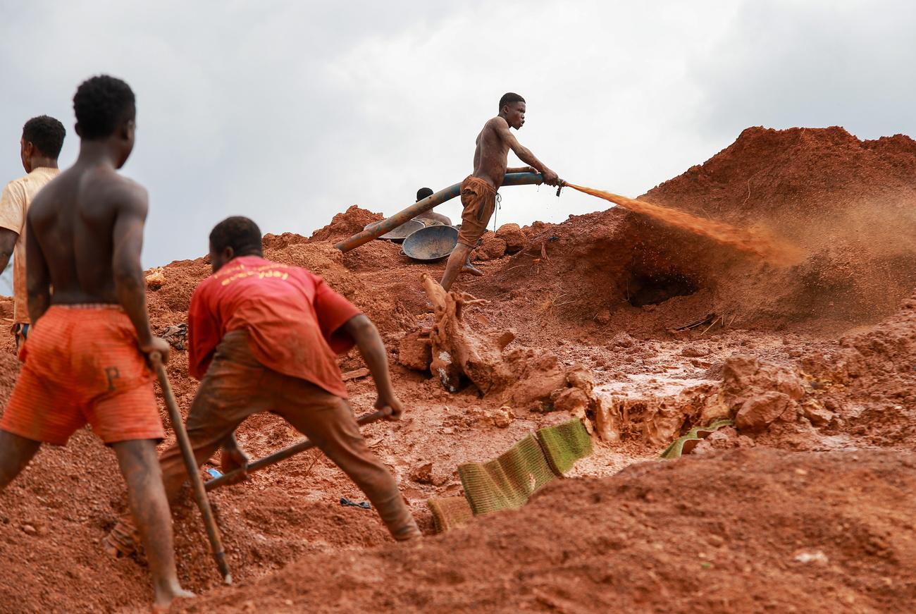 Des hommes travaillent dans une mine illégale au Ghana. En 2022, le pays d'Afrique de l'Ouest était le premier producteur d'or du continent. [KEYSTONE - CHRISTIAN THOMPSON]
